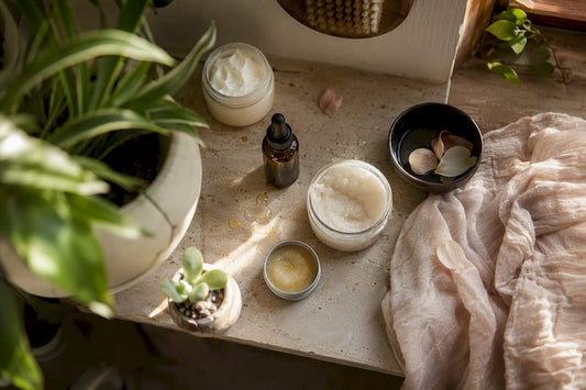 Gros plan sur des soins corporels vegan parfumés, entourés d’ingrédients naturels.