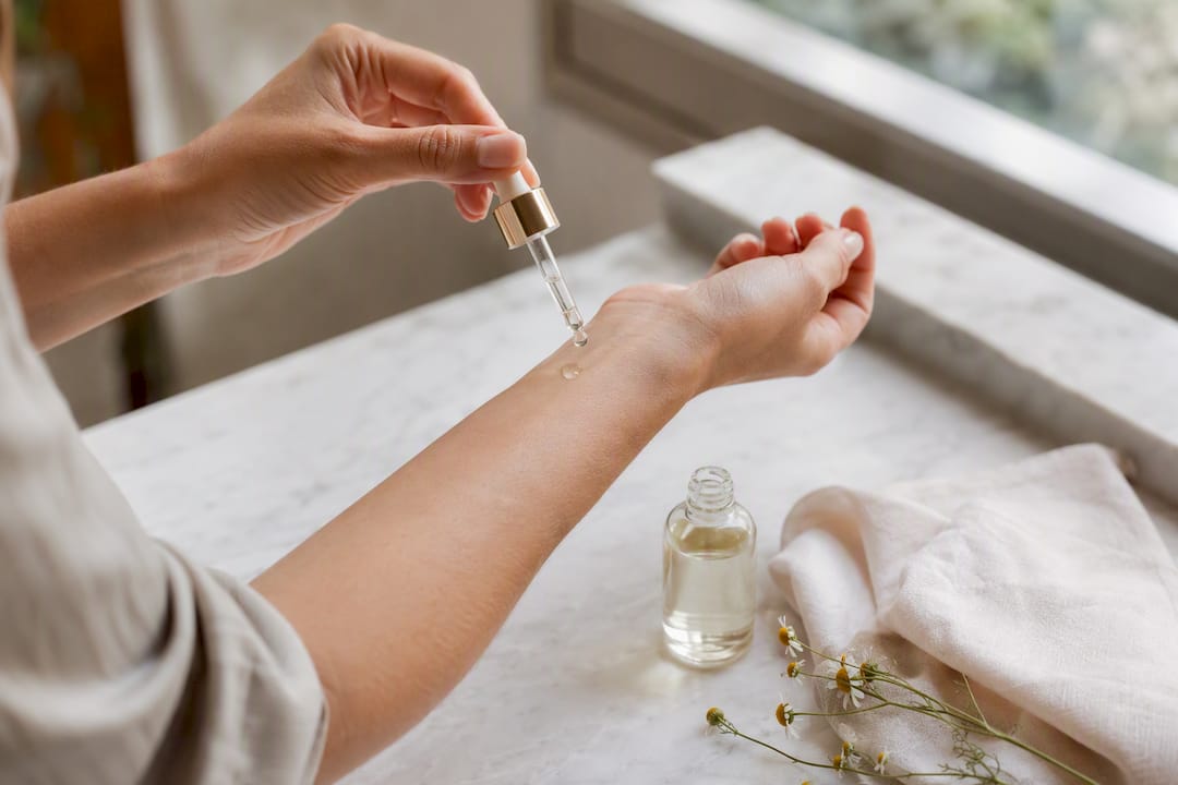 Zacht parfumolie aanbrengen op de onderarm