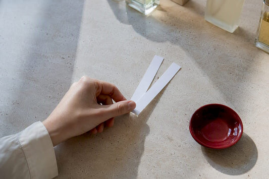 Geurstrookjes tijdens een blindtest van parfums