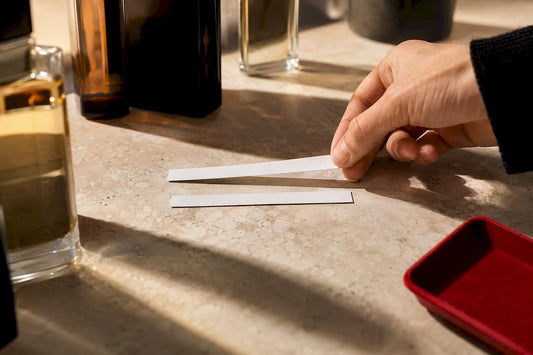 Anonieme geurstrips naast parfumflaconranden